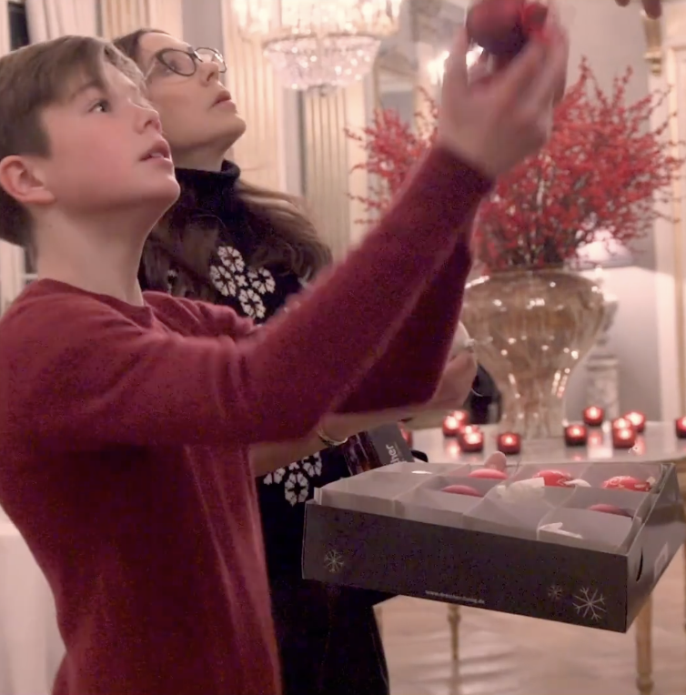 Federico y Mary de Dinamarca montan el árbol de Navidad junto a sus hijos