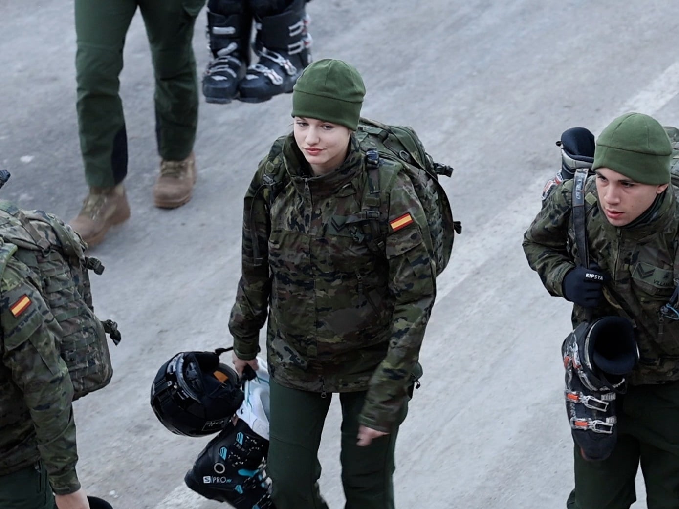 La Princesa Leonor junto al resto de sus compañeros en las maniobras que realizarán en las pistas de Astún en el Pirineo aragonés.