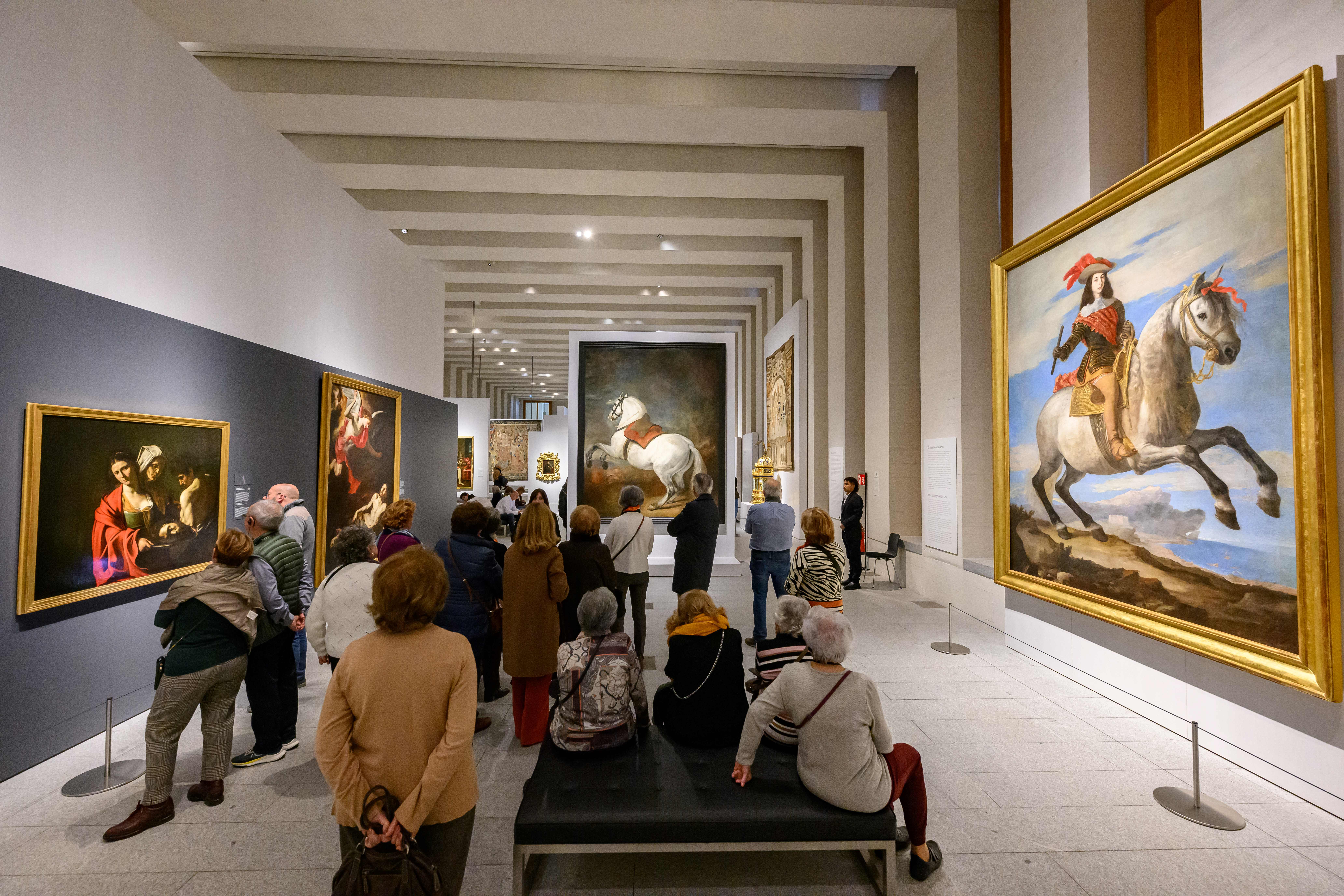 Visitantes en la Galería de las Colecciones Reales.