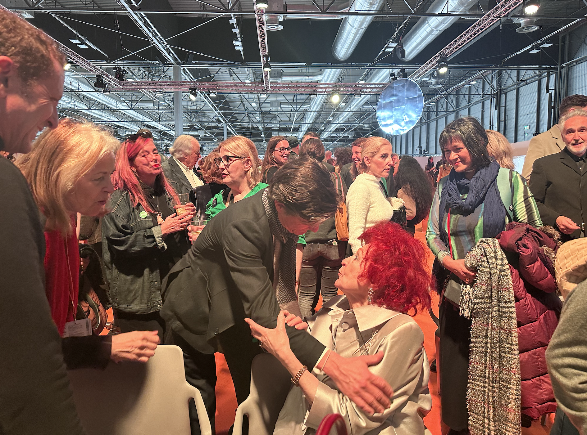Juana de Aizpuru saludando a familiares y amigos tras su encuentro con los Reyes en la 43º edición de ARCO Madrid. Foto: Sandra Cuevas.