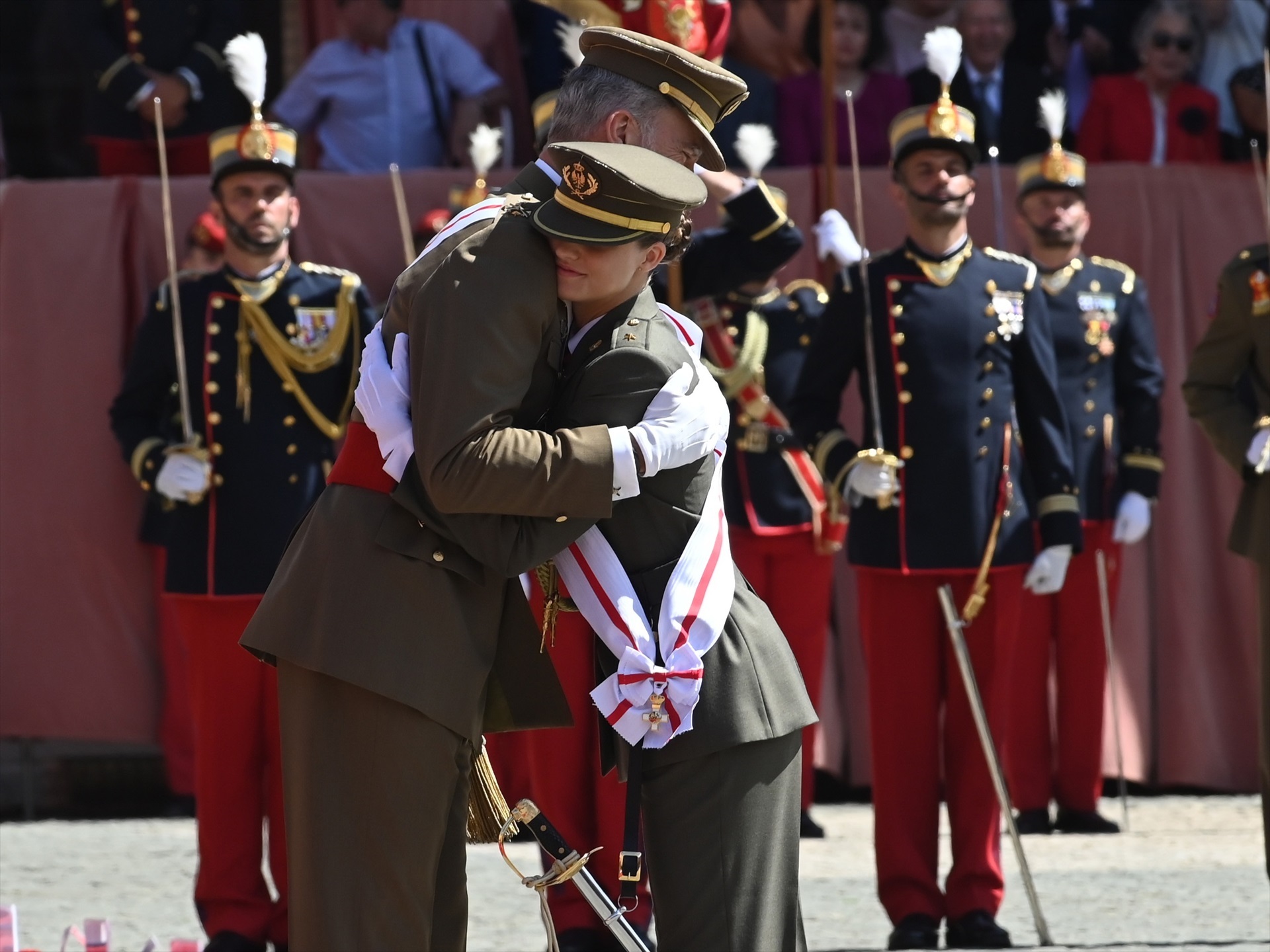 El Rey Felipe VI y la princesa Leonor, durante la entrega de los Reales Despachos de empleo y nombramientos a los nuevos oficiales del Ejército de Tierra y de la Guardia Civil, en la Academia General Militar - RAMÓN COMET : EUROPA PRESS 