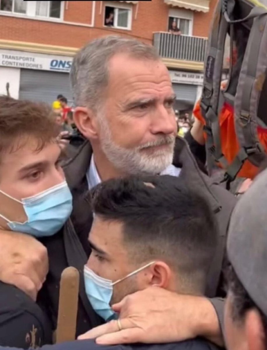 El Rey abrazando a unos jóvenes en Paiporta.