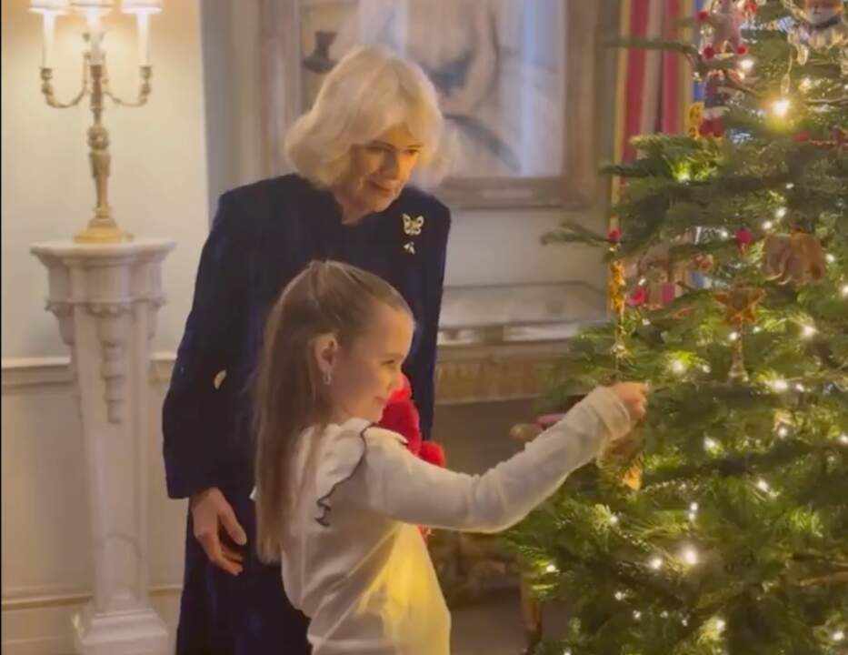 La reina Camilla decora el árbol de Navidad en Clarence House