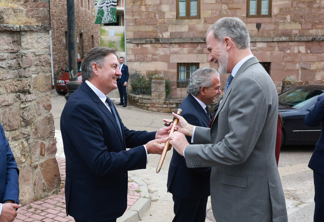 Los Reyes han visitado el Ayuntamiento de Brañosera (Palencia), con motivo de la conmemoración del 1.200º aniversario de su Fuero. 