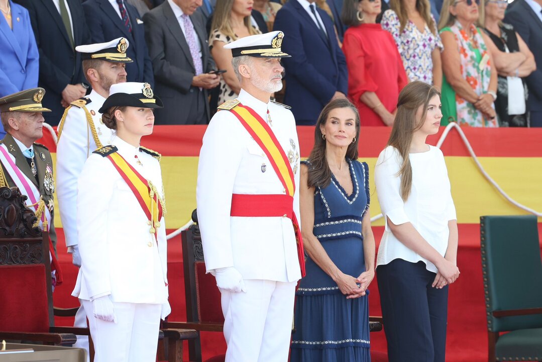 Leonor recibe de manos de Felipe VI la Gran Cruz del Mérito Naval en Marín
