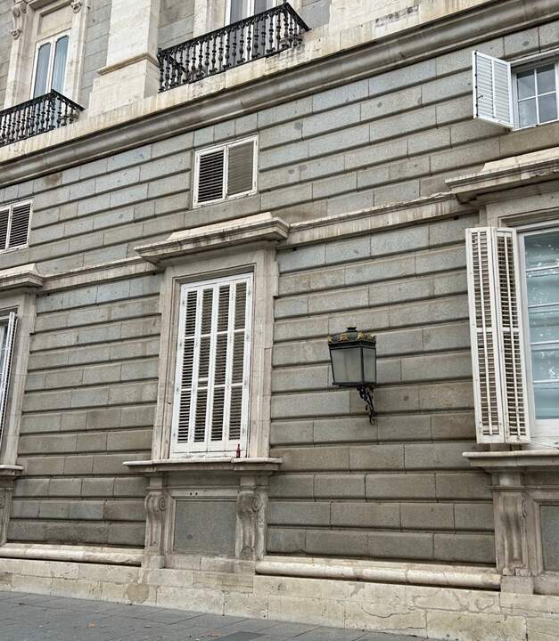Un botellín de cerveza apoyado en una ventana del Palacio Real de Madrid. Foto: redes sociales.