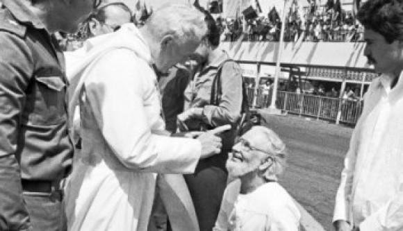 El Papa Juan Pablo II amonesta al cura Ernesto Cardenal en el aeropuerto de Managua en 1983