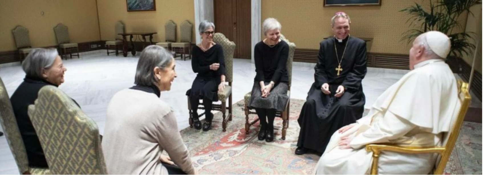 Francisco con Georg Gänswein y las cuatro Memores Domini el 4 de enero en el Vaticano.