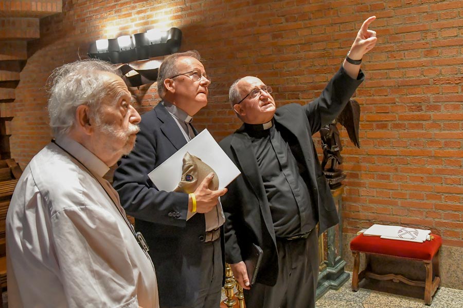 El P. Michel Daubanes junto al responsable de la pastoral con personas de raza gitana en la diócesis de Tarbes-Lourdes, P. José María de Antonio y Angel Lasheras.