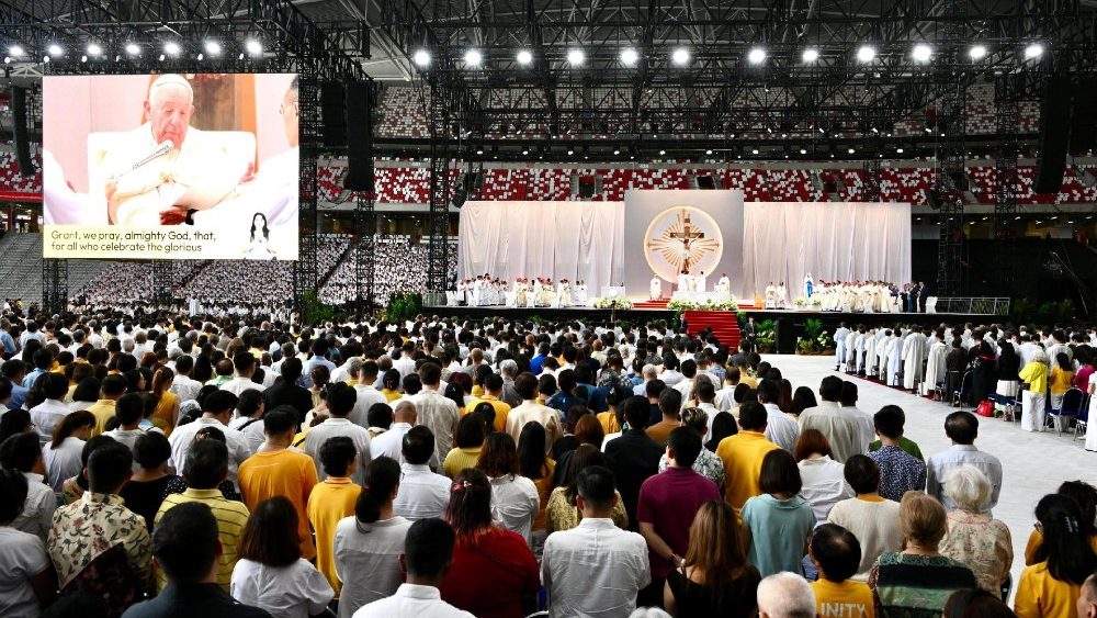 El Papa Francisco celebra la Santa Misa en el Estadio Nacional “Sport Hub" de Singapur.